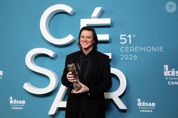 Un des représentants de l’acteur a dû prendre la parole pour réagir, et il est formel : "Jim Carrey a assisté aux César, où il a reçu son César d’honneur".

Jim Carrey (César d'Honneur pour l'ensemble de sa carrière) - Press room de la 51ème cérémonie des César, à l'Olympia. Paris, le 26 février 2026.
© Dominique Jacovides/Bestimage
