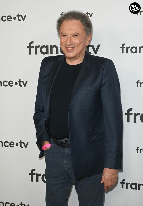 Michel Drucker au photocall pour la conférence de presse de rentrée de France TV à la Grande Halle de la Villette à Paris, France, le 6 juillet 2022. © Coadic Guirec/Bestimage