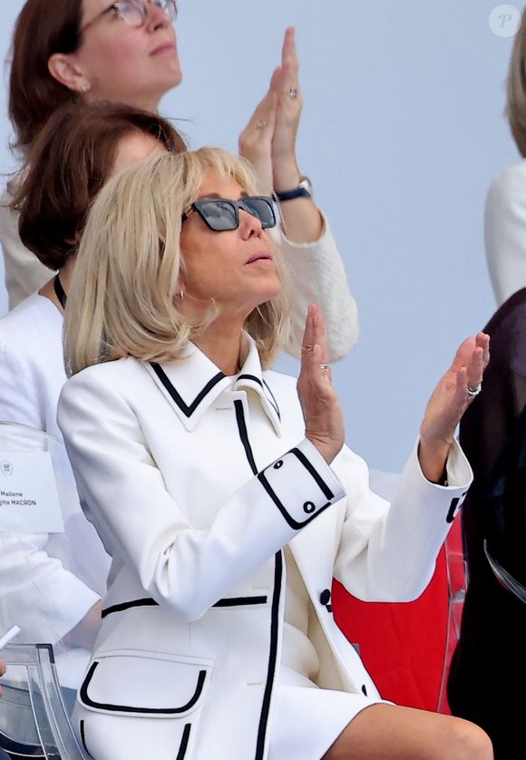 Malgré son rôle public, la Première dame vit des épreuves familiales douloureuses, rappelant la fragilité de sa vie privée.

Brigitte Macron - Cérémonie du 145ème défilé militaire du 14 juillet, jour de la Fête Nationale, avenue des Champs-Elysées à Paris.
© Dominique Jacovides / Bestimage