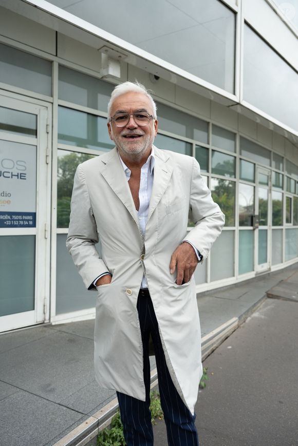 Pascal Praud à la sortie des studios de la chaîne de télévision CNews à Paris, le 2 septembre 2025.
© Jonathan Jacob / Bestimage