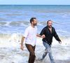 Sur les photos prises par les photographes accrédités et les vidéos partagées sur Instagram par le festival, on voit Vincent Macaigne et Benjamin Millepied, main dans la main, habillés, qui n'hésitent pas à prendre un véritable bain, malgré la frilosité de leurs camarades !

Benjamin Millepied et Vincent Macaigne lors du photocall des membres du jury lors du 51e Festival du Cinéma Américain de Deauville le 8 septembre 2025. © Denis Guignebourg/Bestimage