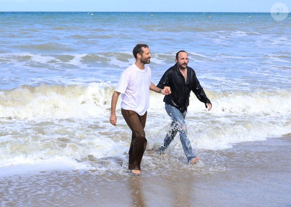 Sur les photos prises par les photographes accrédités et les vidéos partagées sur Instagram par le festival, on voit Vincent Macaigne et Benjamin Millepied, main dans la main, habillés, qui n'hésitent pas à prendre un véritable bain, malgré la frilosité de leurs camarades !

Benjamin Millepied et Vincent Macaigne lors du photocall des membres du jury lors du 51e Festival du Cinéma Américain de Deauville le 8 septembre 2025. © Denis Guignebourg/Bestimage