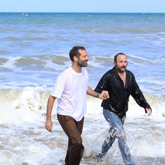 Sur les photos prises par les photographes accrédités et les vidéos partagées sur Instagram par le festival, on voit Vincent Macaigne et Benjamin Millepied, main dans la main, habillés, qui n'hésitent pas à prendre un véritable bain, malgré la frilosité de leurs camarades !

Benjamin Millepied et Vincent Macaigne lors du photocall des membres du jury lors du 51e Festival du Cinéma Américain de Deauville le 8 septembre 2025. © Denis Guignebourg/Bestimage