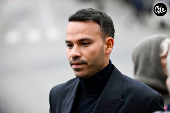 Au contraire, le journaliste a annoncé qu’il intégrera l’équipe de C à vous Week-end de Mohamed Bouhafsi dès le vendredi 4 septembre prochain.

Mohamed Bouhafsi - Obsèques de Rolland Courbis en l'église des Réformés à Marseille, France, le 17 janvier 2026. © William Cannarella/PsnewZ/Bestimage | 00739228