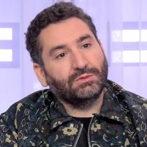 Mouloud Achour sur le plateau de "Clique" ce mercredi 23 avril 2025 face à Helena Bailly. (Capture d'écran).