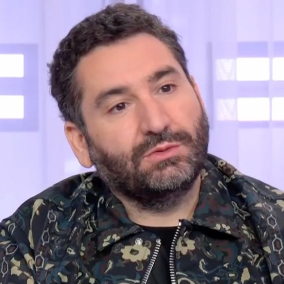Mouloud Achour sur le plateau de "Clique" ce mercredi 23 avril 2025 face à Helena Bailly. (Capture d'écran).