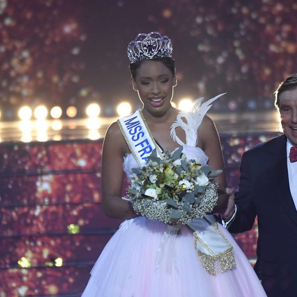 Aussitôt sacrée Miss France 2025 qu'Angélique Angarni-Filopon est sollicitée de partout ! 

Miss France 2025, sur TF1           
Crédits : Pierre Billard/sipa press via Bestimage