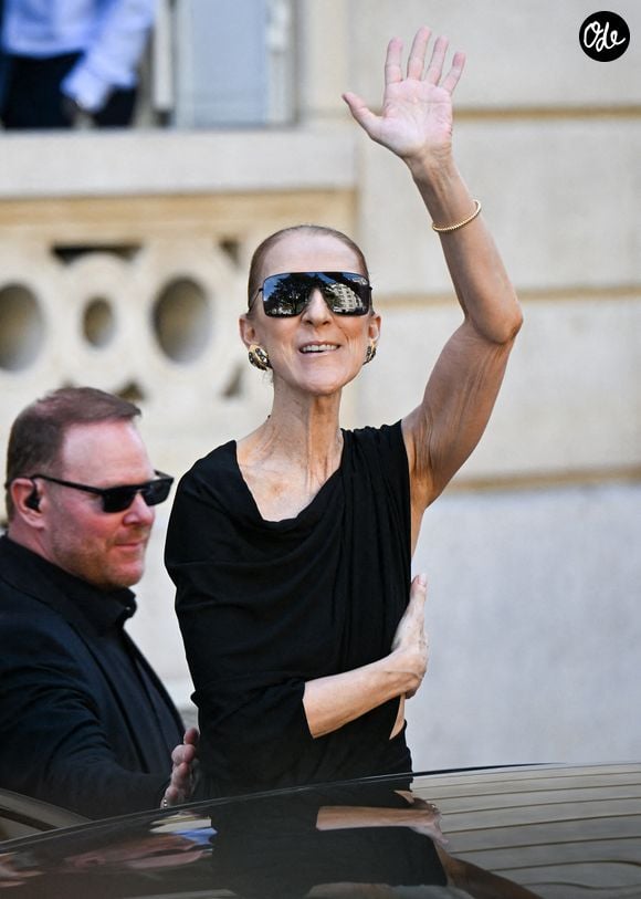 Céline Dion passe un moment avec ses fans avant son concert, à l'hôtel Royal Monceau à Paris, en France, le 23 septembre 2026. Photo de Lionel Urman/ABACAPRESS.COM