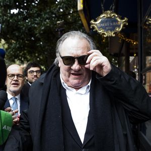 Gérard Depardieu et le paparazzi Rino Barillari se réconcilient au "Harry's Bar" à Rome le 19 janvier 2026. C'est au même endroit, le 21 mai 2024 que les deux hommes se sont accrochés. Gérard Depardieu aurait frappé le photographe à trois reprises au visage car ce dernier avait bousculé la compagne de Gérard Depardieu pour faire une série de photos. Après cet incident, les plaintes ont fusé de toute part....mais les images montrent que les deux hommes ont trouvé un terrain d'entente.
Zuma Press / Bestimage