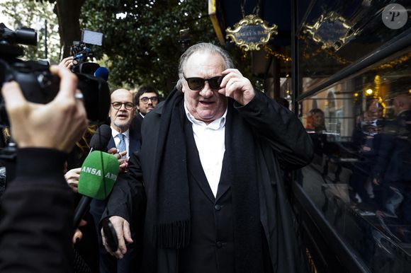 Gérard Depardieu et le paparazzi Rino Barillari se réconcilient au "Harry's Bar" à Rome le 19 janvier 2026. C'est au même endroit, le 21 mai 2024 que les deux hommes se sont accrochés. Gérard Depardieu aurait frappé le photographe à trois reprises au visage car ce dernier avait bousculé la compagne de Gérard Depardieu pour faire une série de photos. Après cet incident, les plaintes ont fusé de toute part....mais les images montrent que les deux hommes ont trouvé un terrain d'entente.
Zuma Press / Bestimage