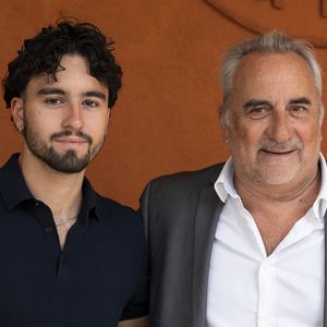 Antoine Duléry et son fils Lucien Duléry au Village lors des Internationaux de France de Tennis de Roland Garros 2025 (Jour 9), le 3 juin 2025 à Paris. 
© Moreau / Jacovides / Bestimage