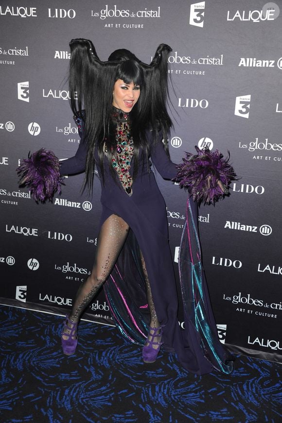 Il s’agit de Jena Lee, auteure du tube "J’aimerais tellement", très discrète depuis 2010.

Jena Lee lors du photocall de la cérémonie des Globes de Cristal 2012 au Lido.

© Guillaume Gaffiot /Bestimage