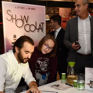 Semi-Exclusif - Cyril Lignac est l'invité "Star" de ShowColat le 2 novembre 2018. Cette semaine dédiée au chocolat organisée par CAP 3000, la galerie commerciale de Saint-Laurent du Var, près de Nice, a commencé le 27 octobre pour se terminer le 4 novembre. Après un cours de pâtisserie en public où, aidé par des marmitons de tous âges tirés au sort dans le public, il a préparé un fondant au chocolat, Cyril Lignac a signé son dernier livre "La pâtisserie" et rencontré ses fans venus en très grand nombre. La file d'attente s'étalait jusqu'à l'extérieur du Centre commercial. © Bruno Bebert/Bestimage