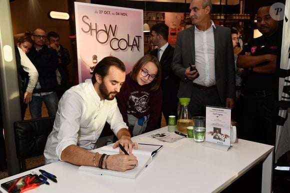 Semi-Exclusif - Cyril Lignac est l'invité "Star" de ShowColat le 2 novembre 2018. Cette semaine dédiée au chocolat organisée par CAP 3000, la galerie commerciale de Saint-Laurent du Var, près de Nice, a commencé le 27 octobre pour se terminer le 4 novembre. Après un cours de pâtisserie en public où, aidé par des marmitons de tous âges tirés au sort dans le public, il a préparé un fondant au chocolat, Cyril Lignac a signé son dernier livre "La pâtisserie" et rencontré ses fans venus en très grand nombre. La file d'attente s'étalait jusqu'à l'extérieur du Centre commercial. © Bruno Bebert/Bestimage