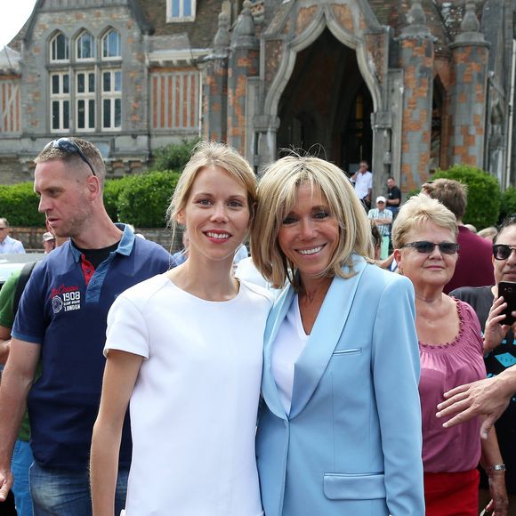 La première dame Brigitte Macron (Trogneux) et sa fille Tiphaine Auzière vont voter à la mairie du Touquet pour le second tour des législatives, au Touquet le 18 juin 2017. © Sébastien Valiela-Dominique Jacovides/Bestimage