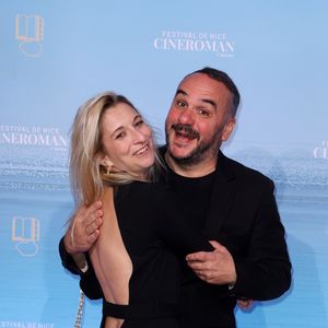 François-Xavier Demaison et sa femme Anaïs Tihay - Tapis rouge lors de la 7ème édition du festival Cinéroman à Nice le 1er Octobre 2025. © Bebert-Jacovides/Bestimage