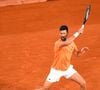 Le vêtement arbore une superbe couleur ocre, mais le secret va bien plus loin qu'une simple teinture. En effet, la veste a été travaillée en utilisant de la véritable terre battue pour créer sa texture et ses nuances si particulières.

Novak Djokovic (SRB) aux internationaux de France de Tennis de Roland Garros 2026, à Paris, France, le 19 mai 2026. © Baptiste Autissier/Psnewz/Bestimage