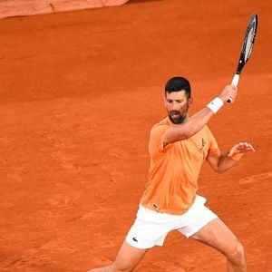 Le vêtement arbore une superbe couleur ocre, mais le secret va bien plus loin qu'une simple teinture. En effet, la veste a été travaillée en utilisant de la véritable terre battue pour créer sa texture et ses nuances si particulières.
Novak Djokovic (SRB) aux internationaux de France de Tennis de Roland Garros 2026, à Paris, France, le 19 mai 2026. © Baptiste Autissier/Psnewz/Bestimage