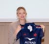 La femme du prince Albert a participé à la 12e édition de la Journée du respect
La princesse Charlène de Monaco se voit offrir un maillot dédicacé par les joueurs du XV de France de rugby, vainqueurs du tournoi des 6 nations 2025, des mains de William Servat, l'entraîneur du XV de France - La princesse C.de Monaco, en compagnie de son frère G.Wittstock, participe à la remise des prix de la "Journée du respect" au collège Charles III à Monaco, le 29 avril 2025. © Olivier Huitel / Pool Monaco / Bestimage