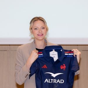La femme du prince Albert a participé à la 12e édition de la Journée du respect

La princesse Charlène de Monaco se voit offrir un maillot dédicacé par les joueurs du XV de France de rugby, vainqueurs du tournoi des 6 nations 2025, des mains de William Servat, l'entraîneur du XV de France - La princesse C.de Monaco, en compagnie de son frère G.Wittstock, participe à la remise des prix de la "Journée du respect" au collège Charles III à Monaco, le 29 avril 2025. © Olivier Huitel / Pool Monaco / Bestimage