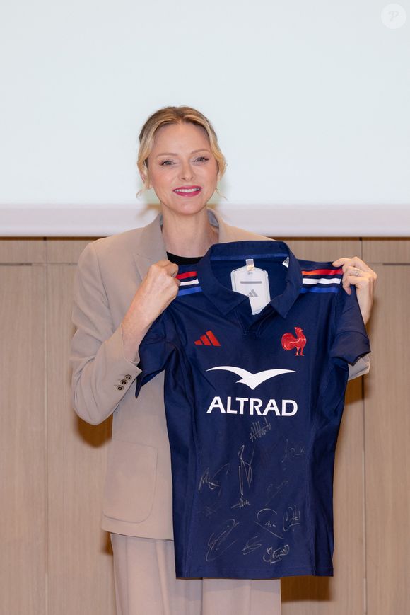 La femme du prince Albert a participé à la 12e édition de la Journée du respect

La princesse Charlène de Monaco se voit offrir un maillot dédicacé par les joueurs du XV de France de rugby, vainqueurs du tournoi des 6 nations 2025, des mains de William Servat, l'entraîneur du XV de France - La princesse C.de Monaco, en compagnie de son frère G.Wittstock, participe à la remise des prix de la "Journée du respect" au collège Charles III à Monaco, le 29 avril 2025. © Olivier Huitel / Pool Monaco / Bestimage