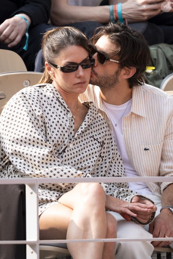 Pierre Niney, sa compagne Natasha Andrews en tribunes lors de la finale messieurs des Internationaux de France de Tennis de Roland Garros 2025 (jour 15), à Paris, France, le 8 juin 2025. © Cyril Moreau/Bestimage