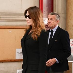 Carla Bruni-Sarkozy, Jean et Pierre Sarkozy et François Sarkozy quittent la Cour d'appel de Paris après que le parquet a demandé la libération sous contrôle judiciaire de Nicolas Sarkozy, qui est en prison depuis 20 jours suite à sa condamnation dans l'affaire du financement libyen de sa campagne présidentielle de 2007, Paris le 10 novembre 2025. © Jack Tribeca/Bestimage