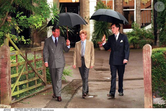 Le prince Charles accompagne le prince Harry pour sa rentrée des classes à l'Eton College, le 3 septembre 1998. ALPHA AGENCY / BESTIMAGE