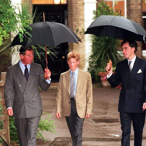 Le prince Charles accompagne le prince Harry pour sa rentrée des classes à l'Eton College, le 3 septembre 1998. ALPHA AGENCY / BESTIMAGE