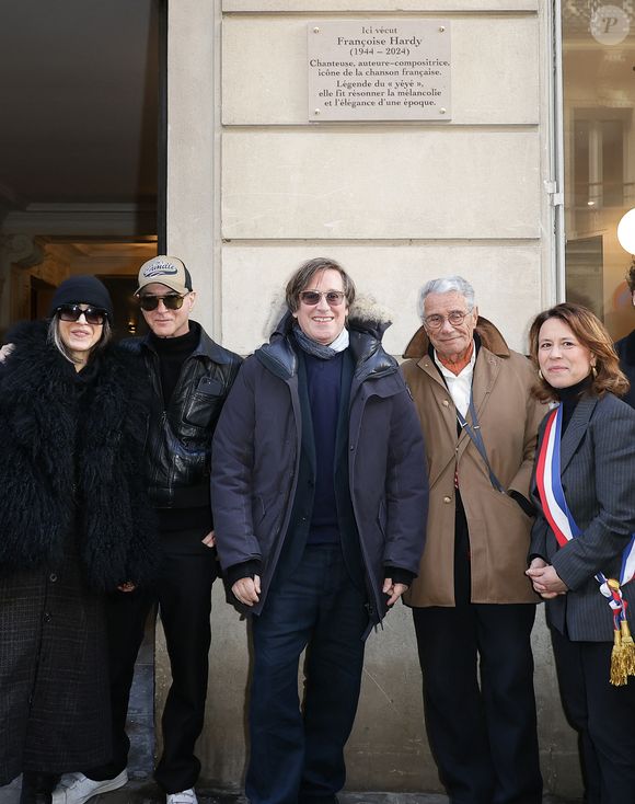 Étienne Daho, Thomas Dutronc, Jean-Marie Périer et Delphine Bürkli (maire du 9ème arrondissement de Paris) - Dévoilement d'une plaque commémorative en hommage à Françoise Hardy (veille de ce qui aurait été le 82ème anniversaire) apposée sur la façade du 24 rue d'Aumale à Paris, France, le 16 janvier 2026, où la chanteuse a vécu son enfance et son adolescence jusqu'à ses premiers succès. En présence des élèves du département théâtre et jazz du Conservatoire municipal Nadia et Lili Boulanger. © Coadic Guirec/Bestimage