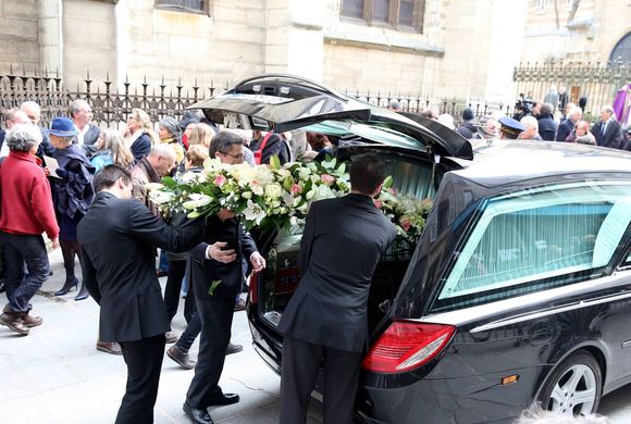 Sortie du cercueil - Obsèques de la navigatrice française Florence Arthaud en l'église Saint-Séverin à Paris, le 30 mars 2015. Florence Arthaud est décédée lors du crash d'hélicoptère en Argentine le 9 mars dernier pendant le tournage du jeu de TF1 "Dropped". Jacovides - Clovis / Bestimage