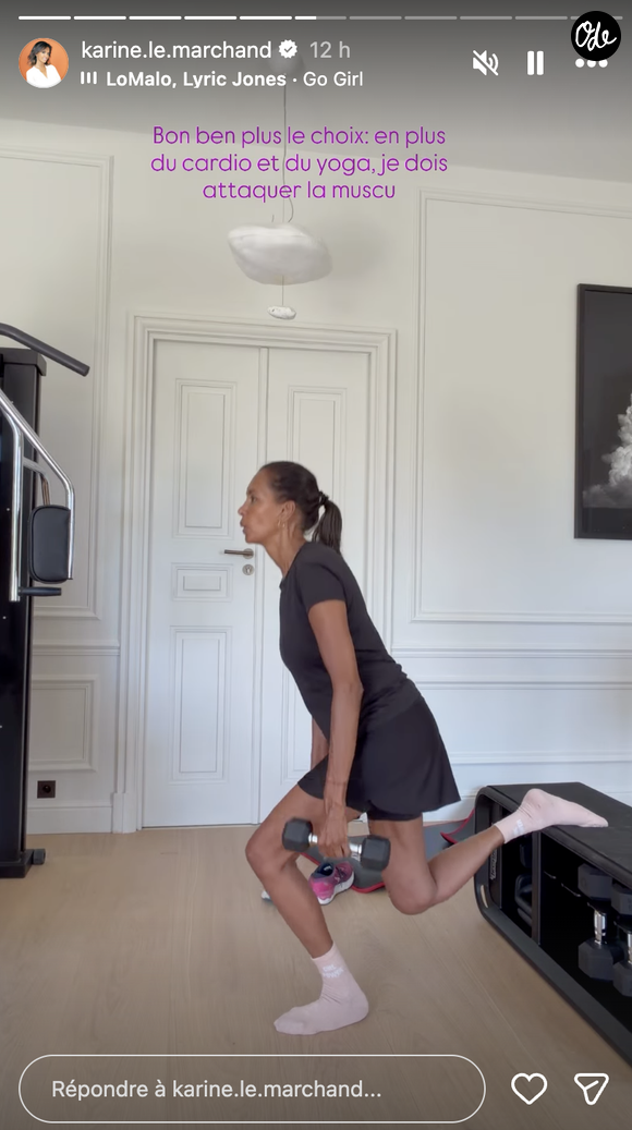 Viennent ensuite les fentes bulgares, pied arrière surélevé, réalisées avec de petits poids pour renforcer quadriceps, fessiers et mollets.