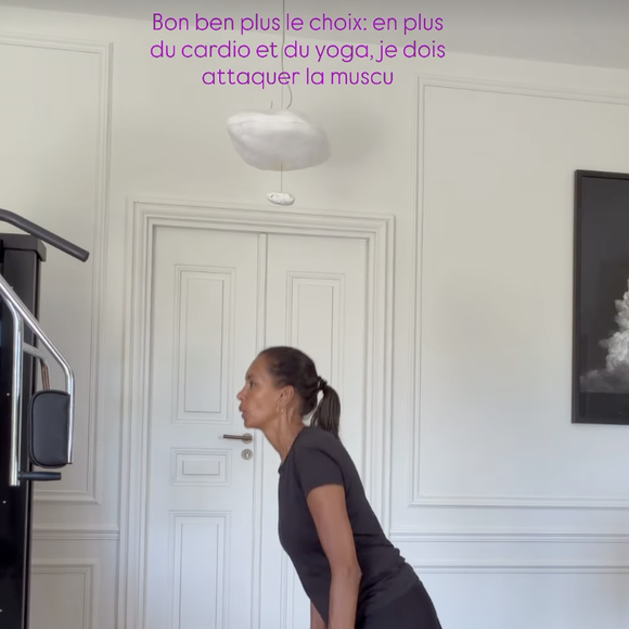 Viennent ensuite les fentes bulgares, pied arrière surélevé, réalisées avec de petits poids pour renforcer quadriceps, fessiers et mollets.