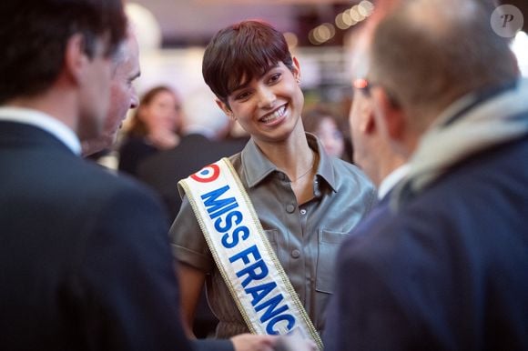 Cela se passera samedi 14 décembre en direct depuis l'Arena Futuroscope.

Eve Gilles, Miss France 2024, à l’Université des Maires de l’Ouest parisien à Port-Marly (Yvelines), le 9 octobre 2024.
© Kevin Domas / Panoramic / Bestimage