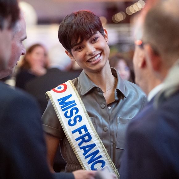 Cela se passera samedi 14 décembre en direct depuis l'Arena Futuroscope.

Eve Gilles, Miss France 2024, à l’Université des Maires de l’Ouest parisien à Port-Marly (Yvelines), le 9 octobre 2024.
© Kevin Domas / Panoramic / Bestimage