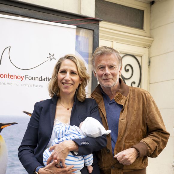 Maud Fontenoy (avec sa fille Elea) et Franck Dubosc lors de la cérémonie des prix pédagogiques pour l'Océan de la fondation Maud Fontenoy, au théâtre de l'Oeuvre, en compagnie de 300 enfants ayant participé au programme de la fondation. Paris, le 6 juin 2024.
© Pierre Perusseau/Bestimage