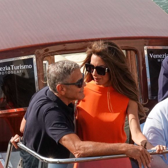 Sur les planches, l'époux d'Amal Clooney joue le rôle d'Edward R. Murrow, qui est doté d'une chevelure foncée... Reste à savoir si après ses multiples représentations, George Clooney retrouvera bel et bien ses cheveux gris !

Venise, ITALIE - George Clooney et Amal Clooney photographiés quittant Venise à bord d'un bateau (2024 - Backgrid UK/ Bestimage).