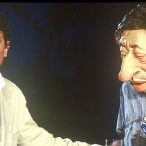 Philippe Manoeuvre et la marionnette des Guignols de Serge Gainsbourg sur la scène du Palais des Sports en 1989, émission "Génération Rock 'n Roll".