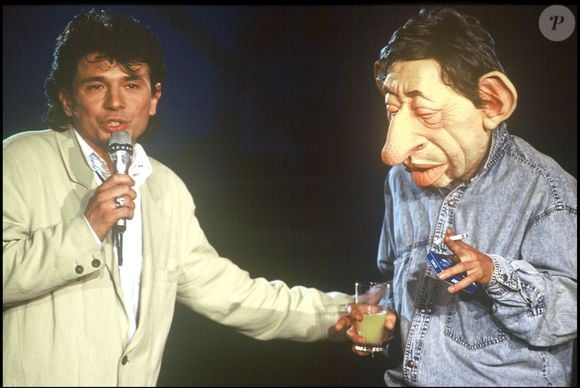 Philippe Manoeuvre et la marionnette des Guignols de Serge Gainsbourg sur la scène du Palais des Sports en 1989, émission "Génération Rock 'n Roll".