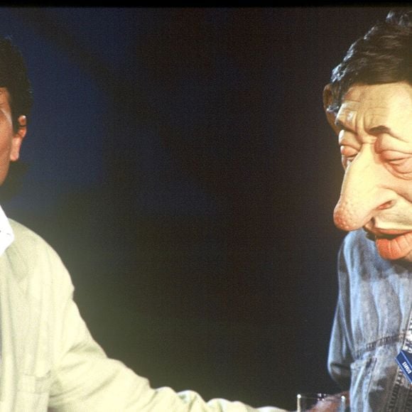 Philippe Manoeuvre et la marionnette des Guignols de Serge Gainsbourg sur la scène du Palais des Sports en 1989, émission "Génération Rock 'n Roll".