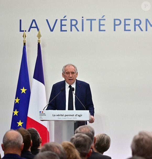 Le Premier ministre français François Bayrou et de membres du gouvernement lors d'une conférence de presse dans le cadre du comité d'alerte budgétaire, avec le défi de trouver 40 milliards d'euros d'économies d'ici 2026, au bâtiment Ségur, à Paris, France, le 15 avril 2025. © Christian Liewig/Bestimage