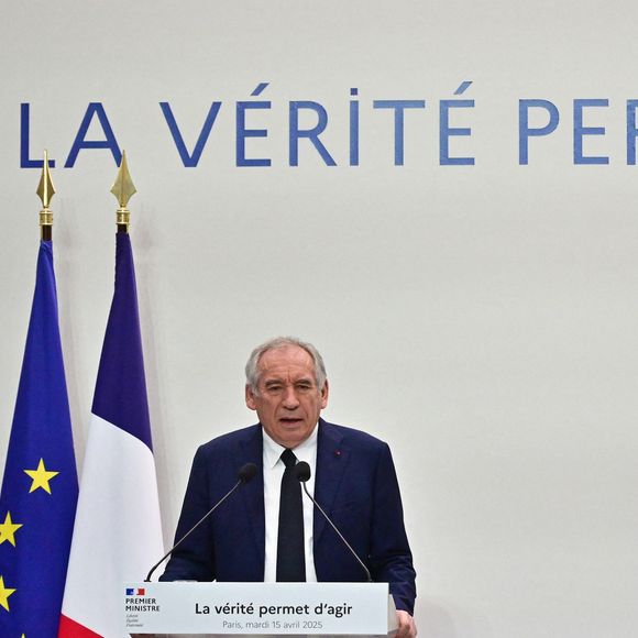 Le Premier ministre français François Bayrou et de membres du gouvernement lors d'une conférence de presse dans le cadre du comité d'alerte budgétaire, avec le défi de trouver 40 milliards d'euros d'économies d'ici 2026, au bâtiment Ségur, à Paris, France, le 15 avril 2025. © Christian Liewig/Bestimage