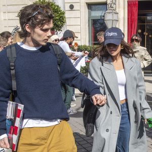 Les Beckham quittent leur hôtel La Réserve, à Paris, le 8 mars 2025.  GOFF INF / BESTIMAGE