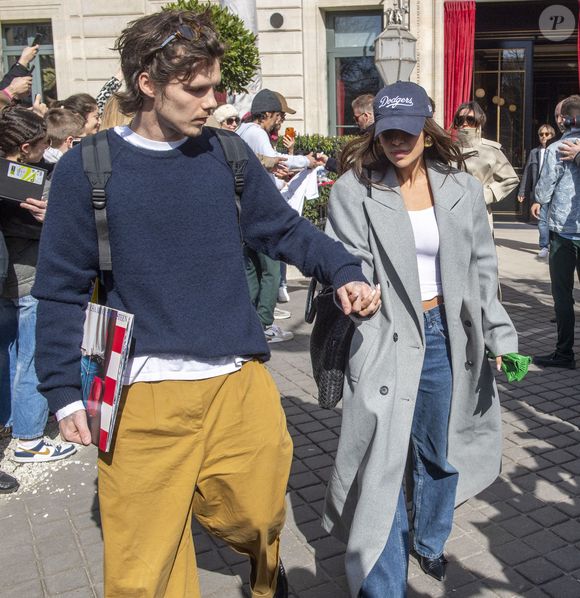 Les Beckham quittent leur hôtel La Réserve, à Paris, le 8 mars 2025.  GOFF INF / BESTIMAGE