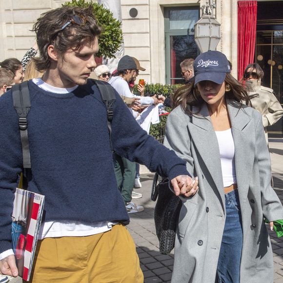 Les Beckham quittent leur hôtel La Réserve, à Paris, le 8 mars 2025.  GOFF INF / BESTIMAGE