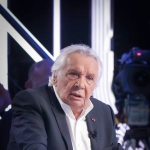 Certaines de ses créations, comme “La Fille aux Yeux Clairs”, ont été composées dans ce cadre inspirant.

 Michel Sardou sur le plateau de l'émission Touche pas à mon poste (TPMP) présentée en direct par C.Hanouna et diffusée sur C8 le 29 août 2022.

© Jack Tribeca / Bestimage