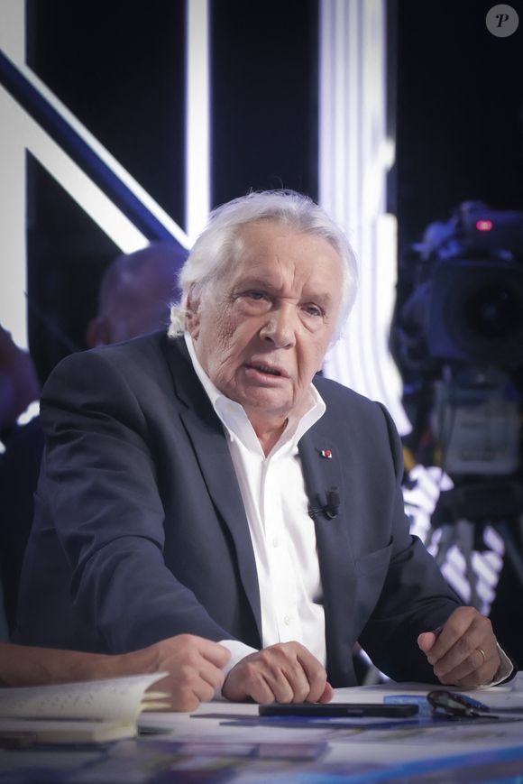 Certaines de ses créations, comme “La Fille aux Yeux Clairs”, ont été composées dans ce cadre inspirant.

 Michel Sardou sur le plateau de l'émission Touche pas à mon poste (TPMP) présentée en direct par C.Hanouna et diffusée sur C8 le 29 août 2022.

© Jack Tribeca / Bestimage