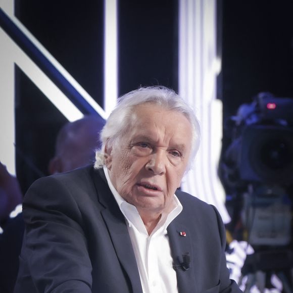 Certaines de ses créations, comme “La Fille aux Yeux Clairs”, ont été composées dans ce cadre inspirant.

 Michel Sardou sur le plateau de l'émission Touche pas à mon poste (TPMP) présentée en direct par C.Hanouna et diffusée sur C8 le 29 août 2022.

© Jack Tribeca / Bestimage