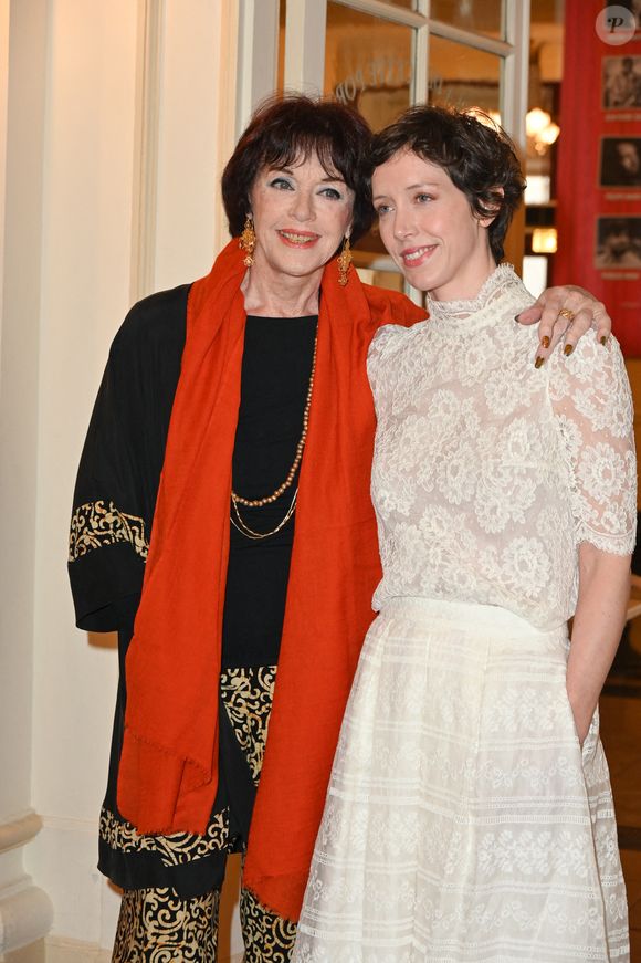 Anny Duperey et Sara Giraudeau arrivent à la 34e cérémonie des Molières du théâtre français qui se tient au Théâtre de Paris à Paris, France, le 24 avril 2023. Photo par Mireille Ampilhac/ABACAPRESS.COM