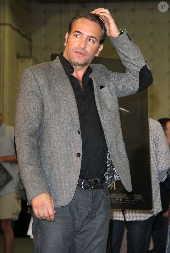 comme pouvait aussi le faire la star Jean Dujardin !

Jean Dujardin - L'équipe du film "The Artist" reçue par la mairie de Los Angeles en 2012